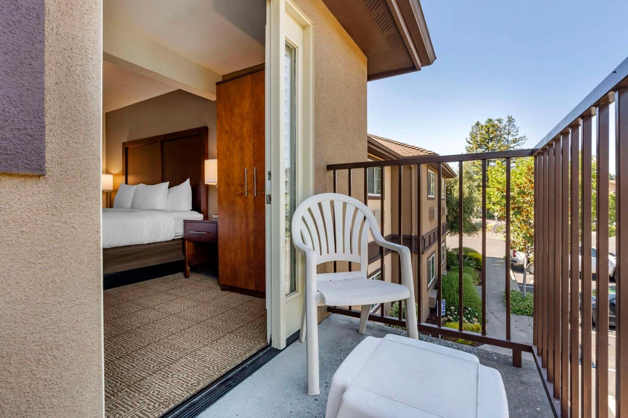 Comfort Inn & Suites Ukiah Mendocino County Exterior photo